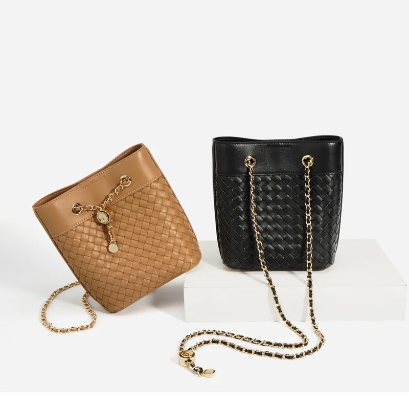 Dömu keðja Drawstring Knit Basket Weave Bucket Bag